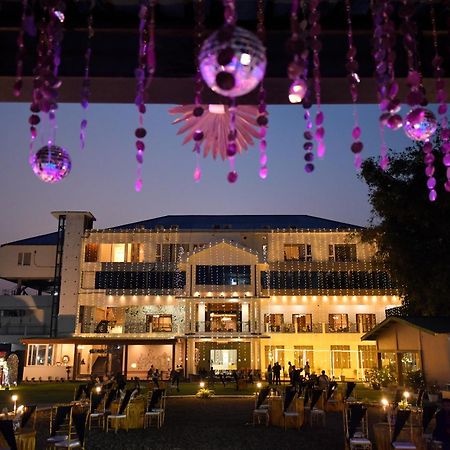 Opulence Resort Jorhāt Buitenkant foto
