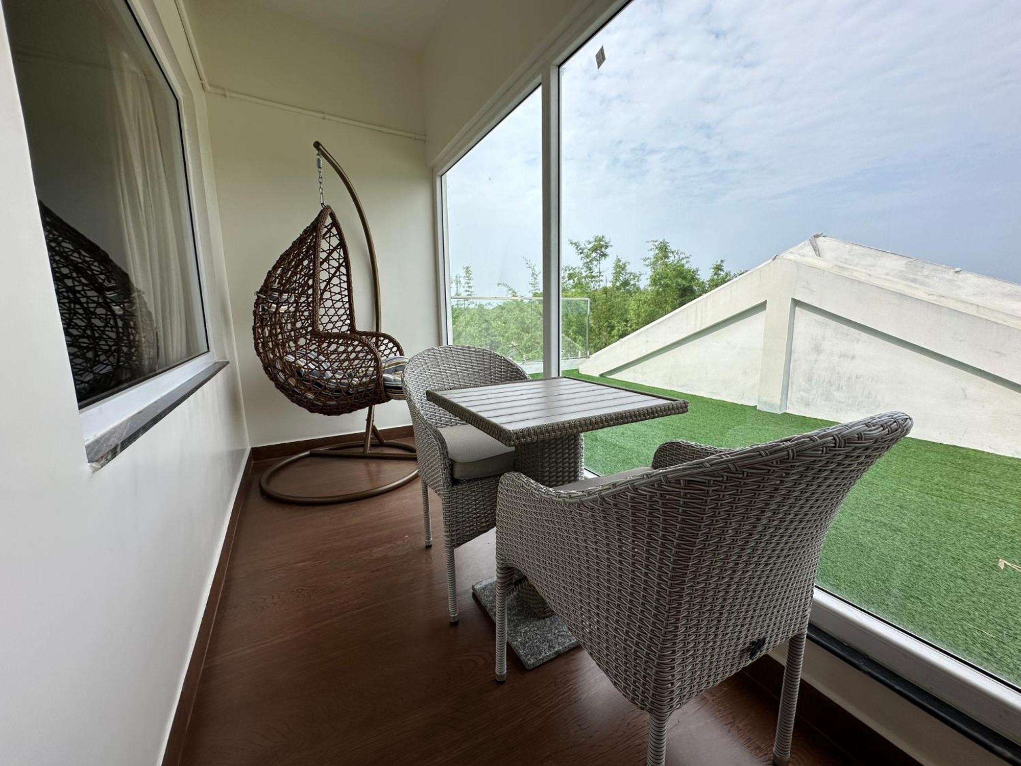 Opulence Resort Jorhāt Buitenkant foto